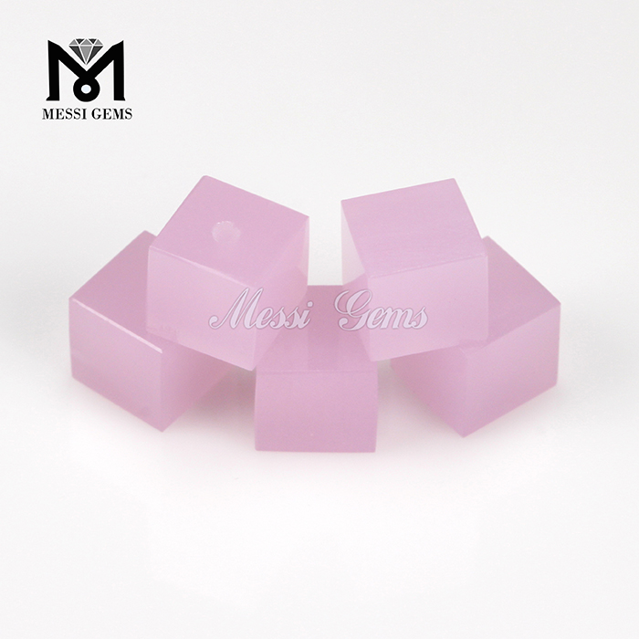 立方体の形のピンク色のガラス石